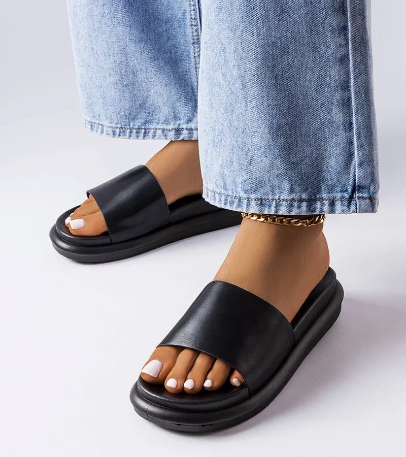 Czarne klapki na platformie Paquette