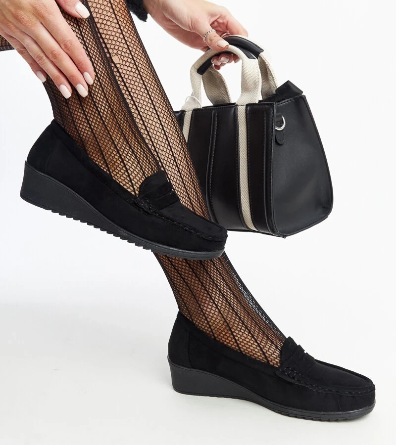 Czarne zamszowe mokasyny na koturnie Sakena