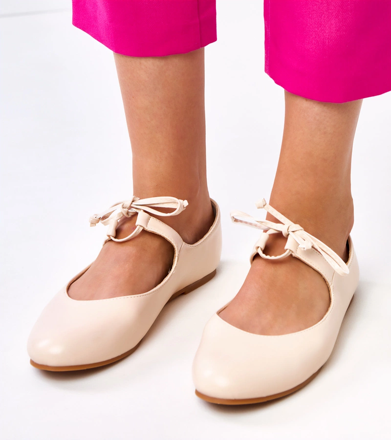 Beżowe balerinki wiązane na kostce Sallay