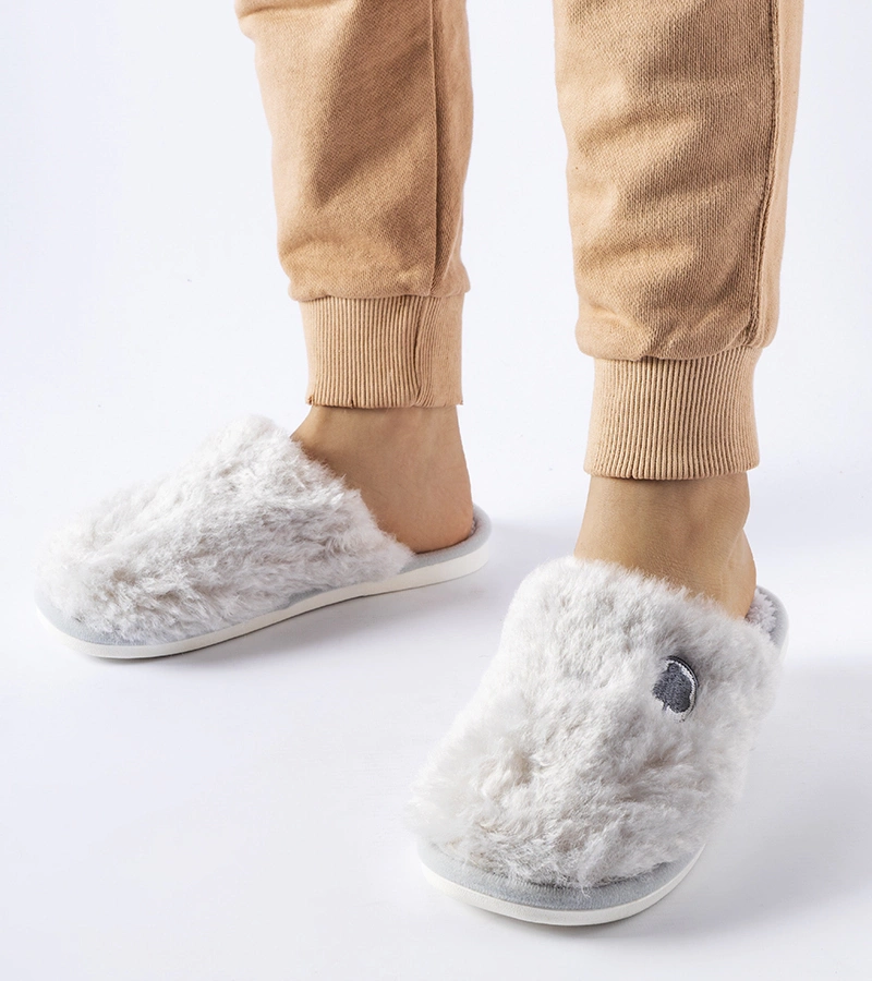 Szare ciepłe kapcie z naszywką Alessio