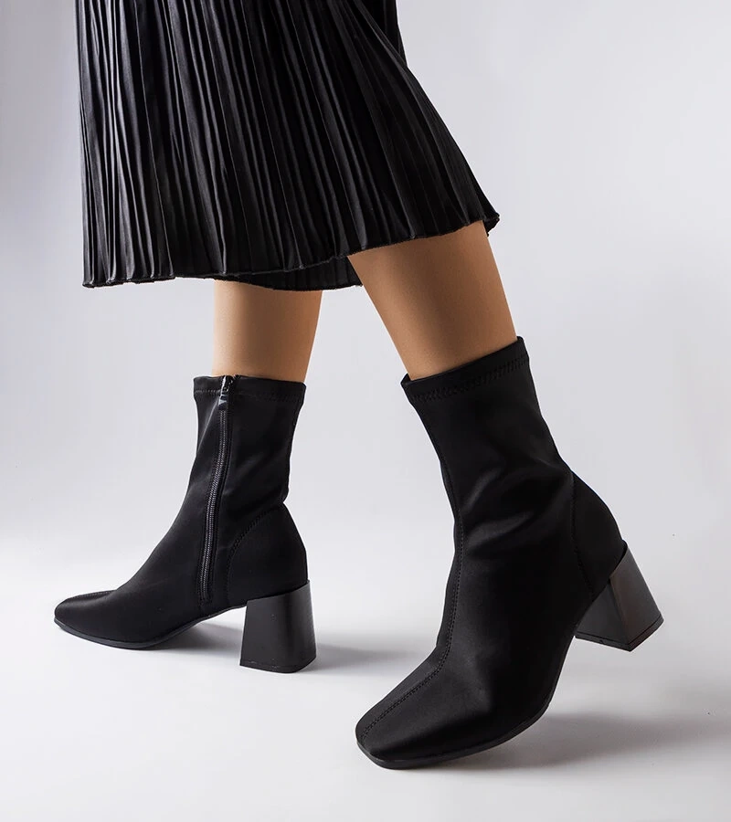 Czarne satynowe botki na słupku Laforgen