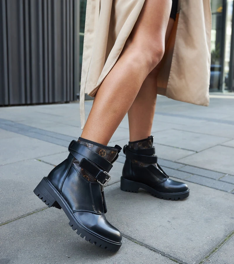 Czarne botki z ozdobnym paskiem Domus