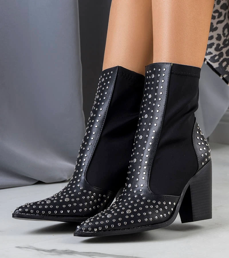 Czarne botki zdobione ćwiekami Orazi