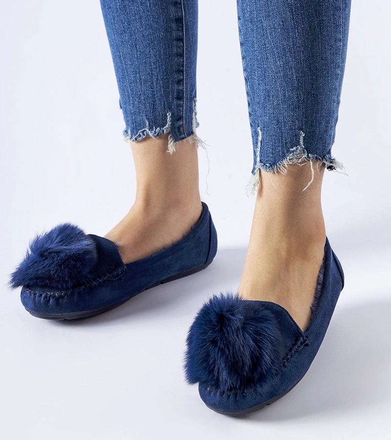 Granatowe ocieplane kapcie z pomponem Marchetti
