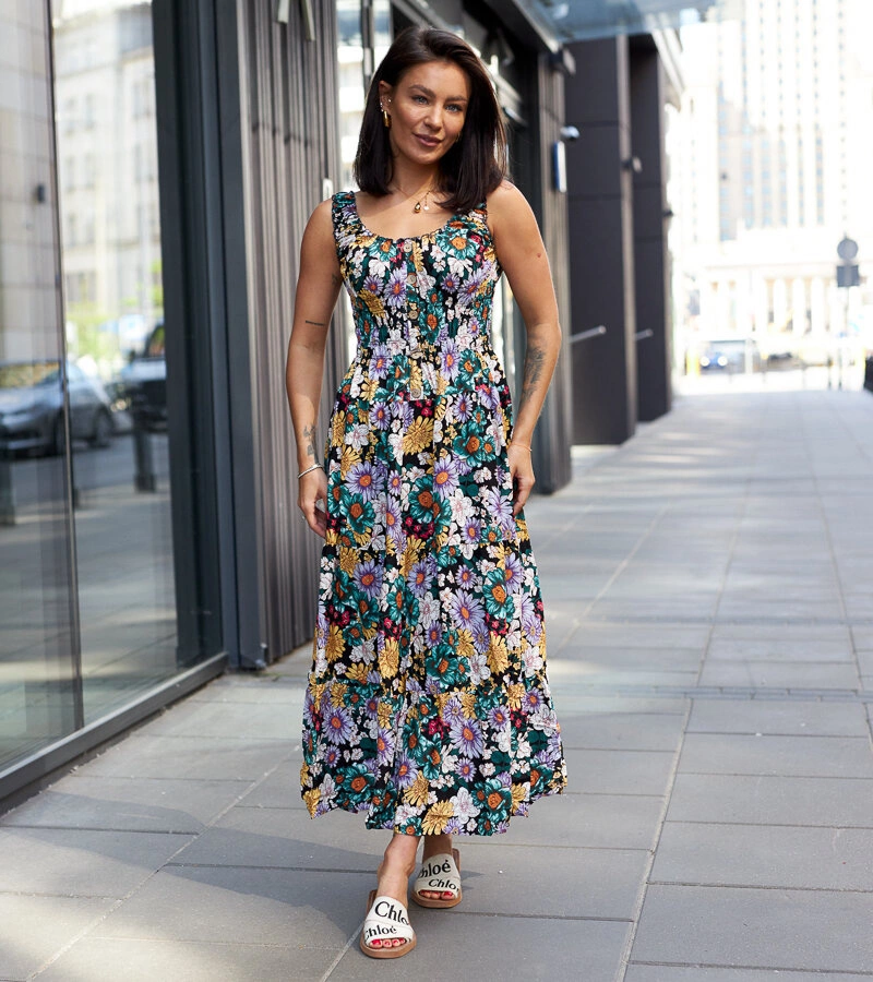 Czarna sukienka midi w kwiaty Harrit