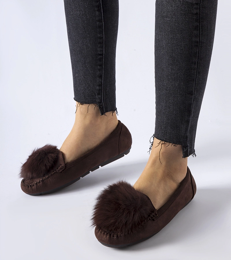 Brązowe ocieplane kapcie z pomponem Marchetti