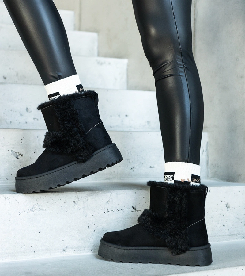 Czarne śniegowce na platformie zdobione futrem Peters