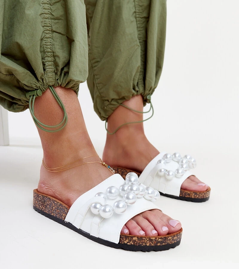 Białe klapki na korkowej podeszwie z koralami Zlatna