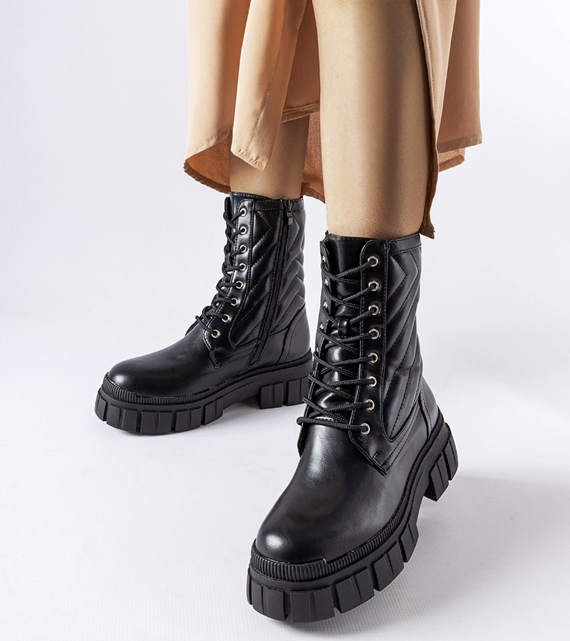 Czarne workery zdobione pikowaniem Fiacre