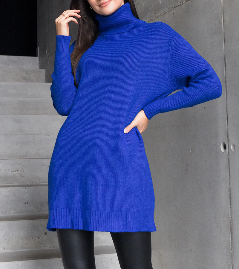 Długi niebieski miękki sweter z golfem Kali