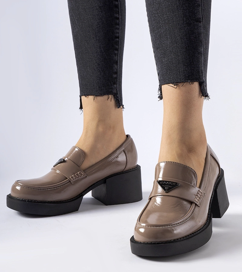 Brązowe lakierowane półbuty na słupku Hobbs