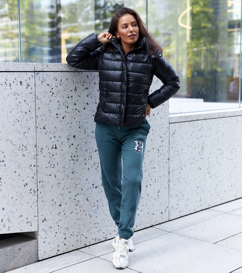 Czarna połyskująca kurtka Berta