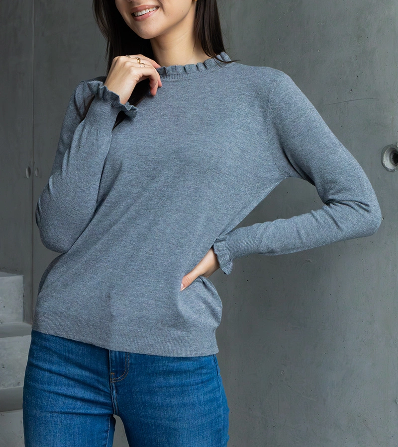 Szary miękki sweterek zdobiony falbanką Luel