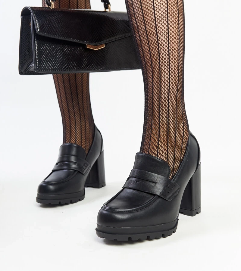 Czarne półbuty na słupku Sauda