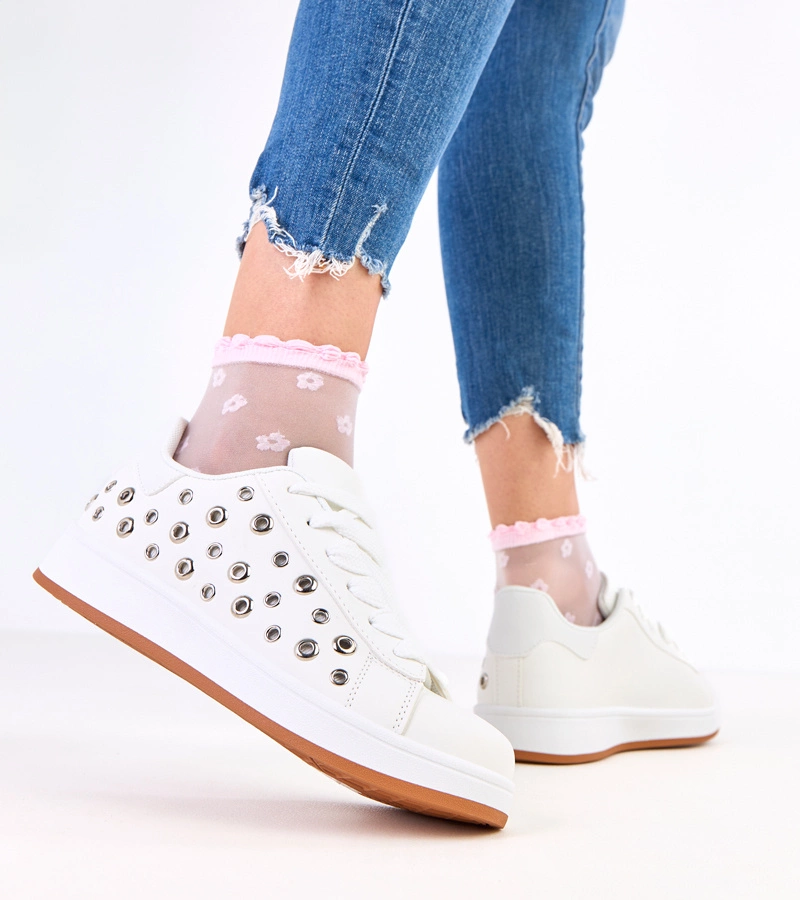 Białe sneakersy na platformie z nitami Adelis