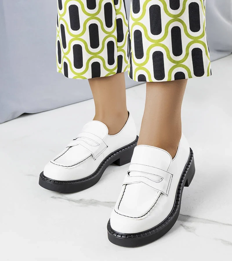 Białe lakierowane półbuty Viola