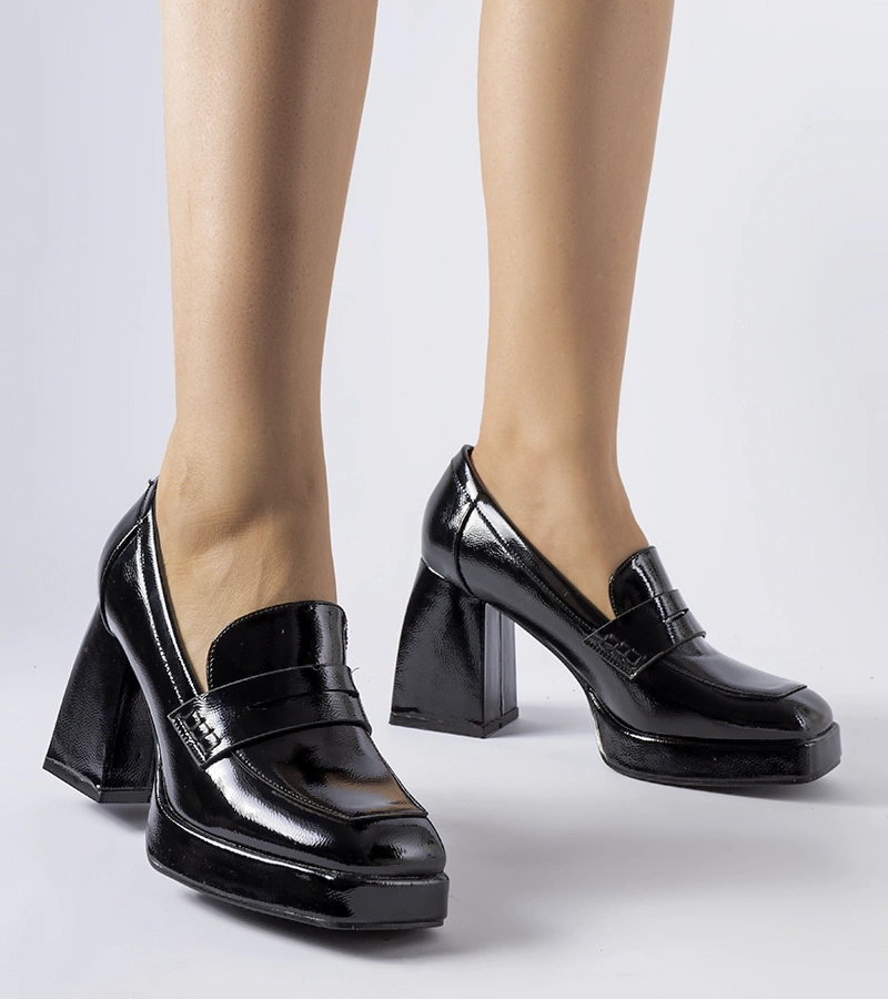 Czarne lakierowane czółenka na słupku West