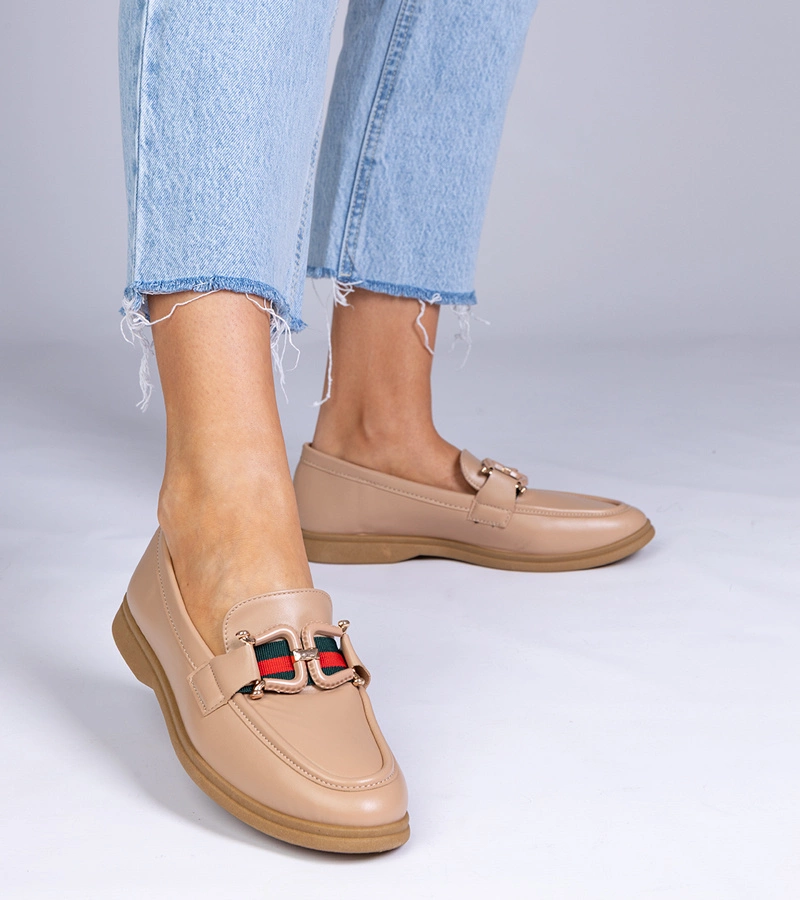 Beżowe mokasyny z ekoskóry z ozdobą Kalenda