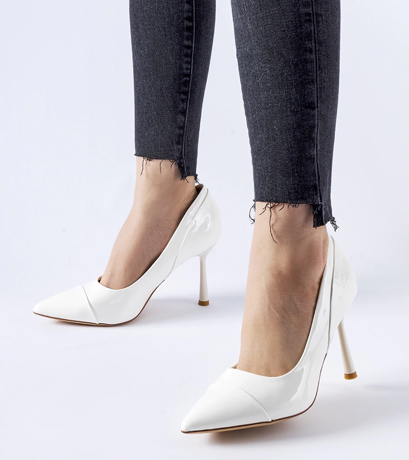 Białe lakierowane szpilki Inferiore