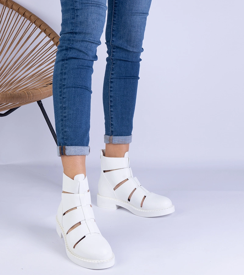 Białe botki z ekoskóry z wycięciami na płaskim obcasie Kalipso