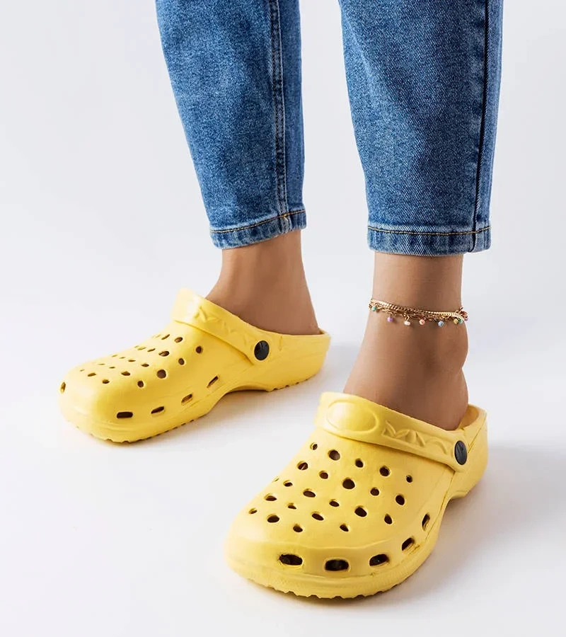 Żółte piankowe klapki z zakrytym noskiem Kleist