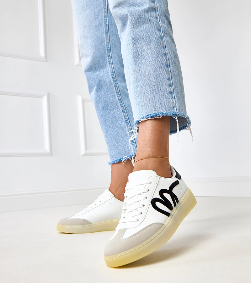 Białe sneakersy na platformie z czarnym motywem Izabell