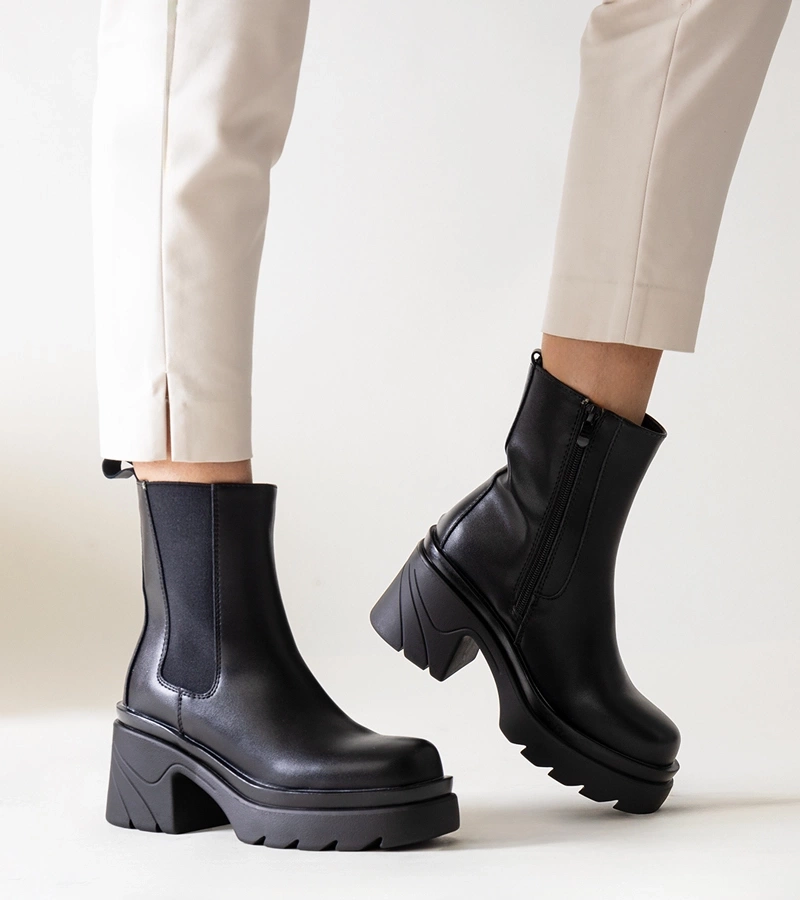 Czarne botki na masywnym słupku Tharney