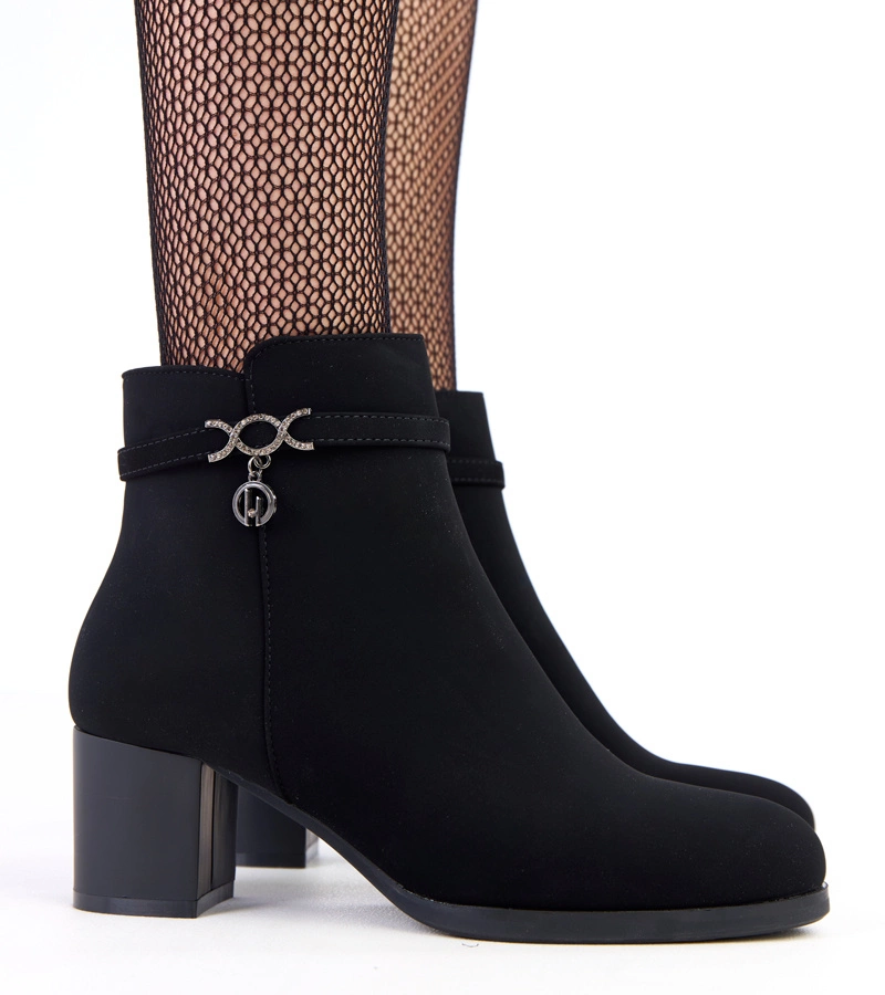 Czarne botki z ozdobnym paskiem z ekoskóry matowej Vernona