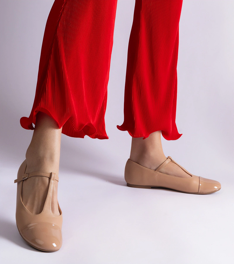 Beżowe balerinki z lakierowanym noskiem Gloriana