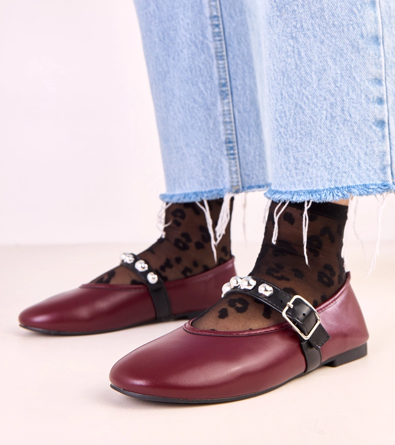 Bordowe baleriny ze zdobioną sprzączką Faira