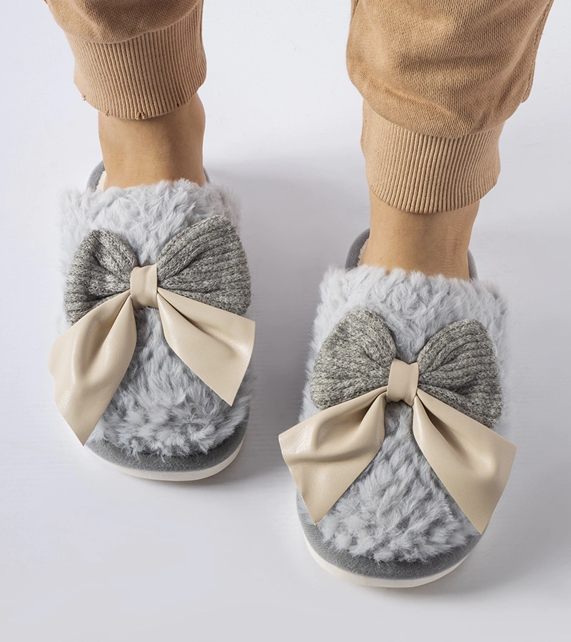 Szare kapcie z eleganckimi kokardami Macaria