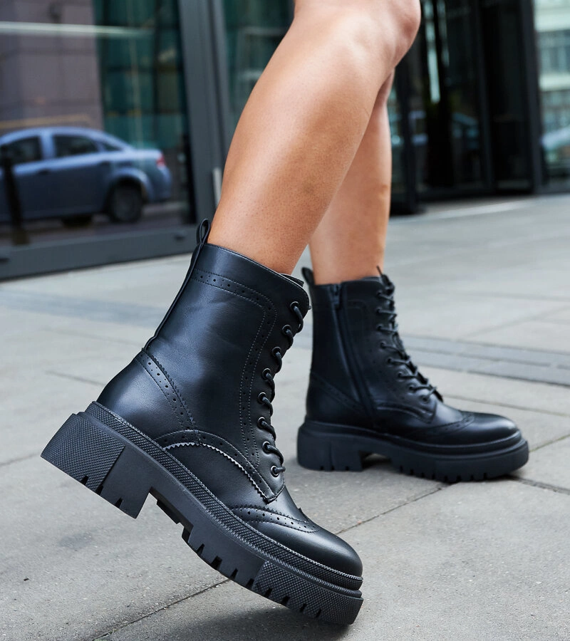 Czarne trapery zdobione przeszyciami Nicla