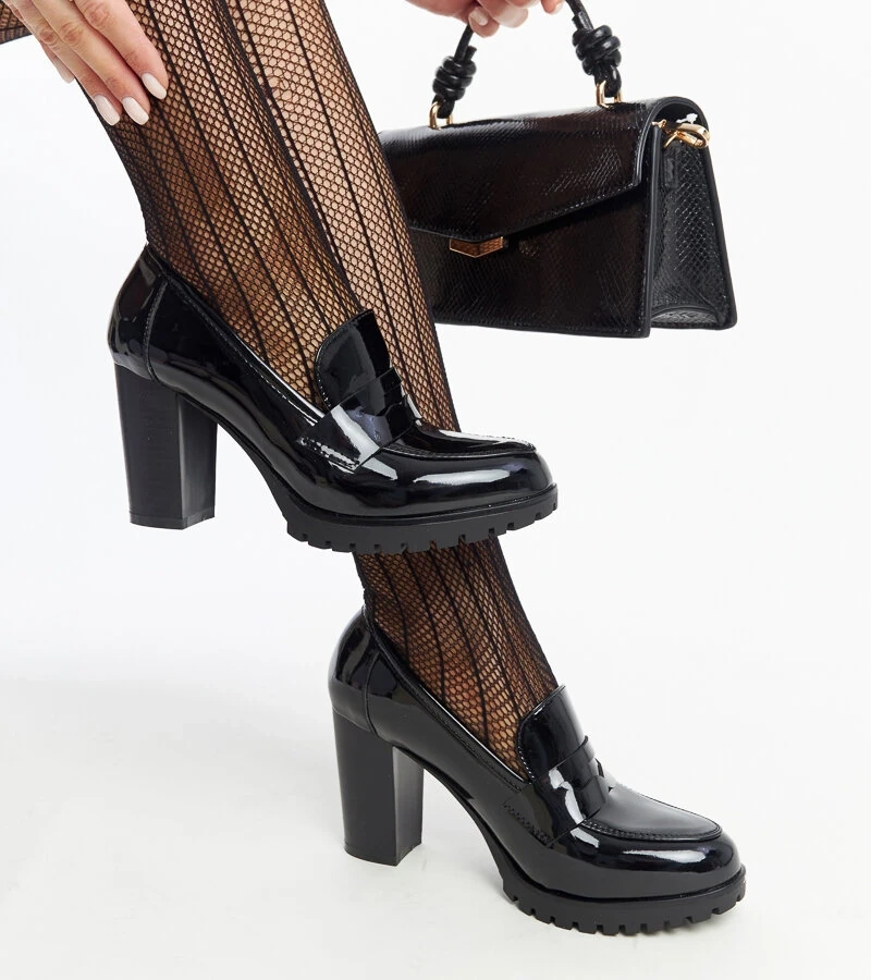 Czarne lakierowane czółenka na słupku Licoletta