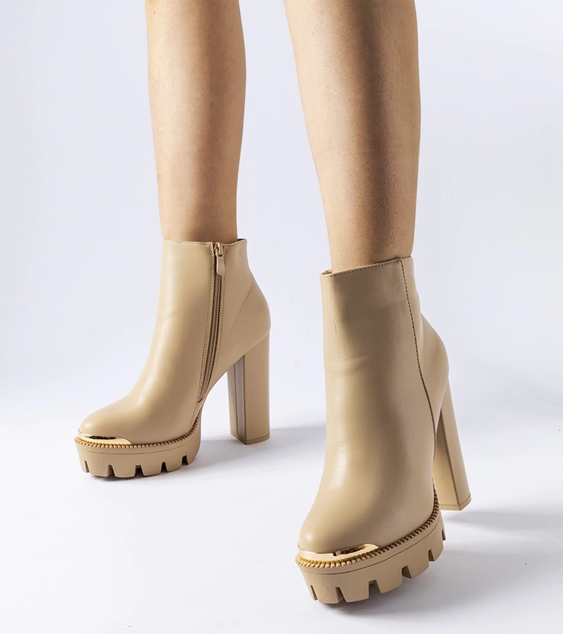 Beżowe botki z ozdobnym noskiem na słupku Pepe