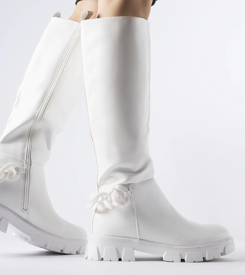 Białe płaskie kozaki z łańcuchem Armand