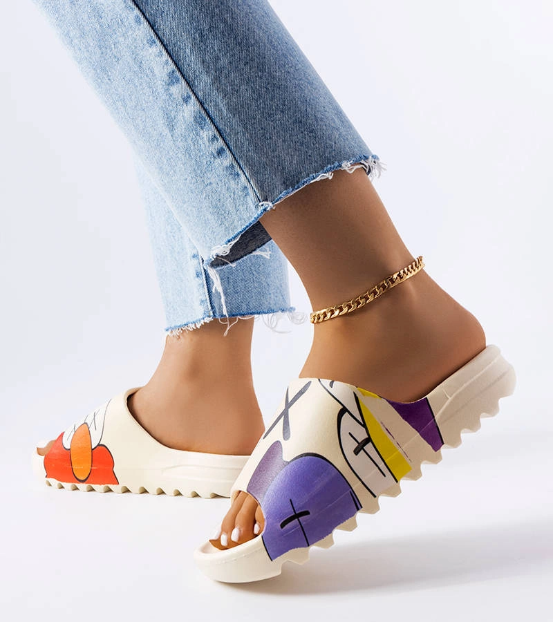 Beżowe klapki z bieżnikiem i nadrukami Lindale