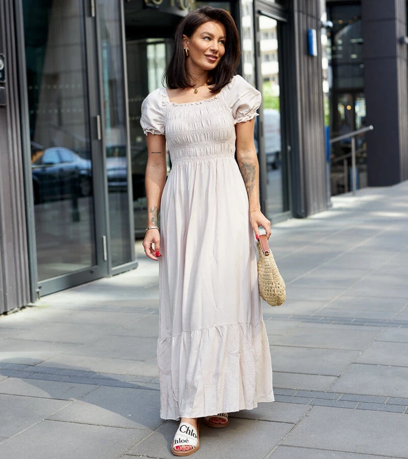 Beżowa sukienka z marszczeniem maxi Demisa