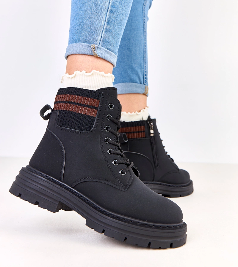 Czarne traperki ocieplane z ekoskóry matowej Goles