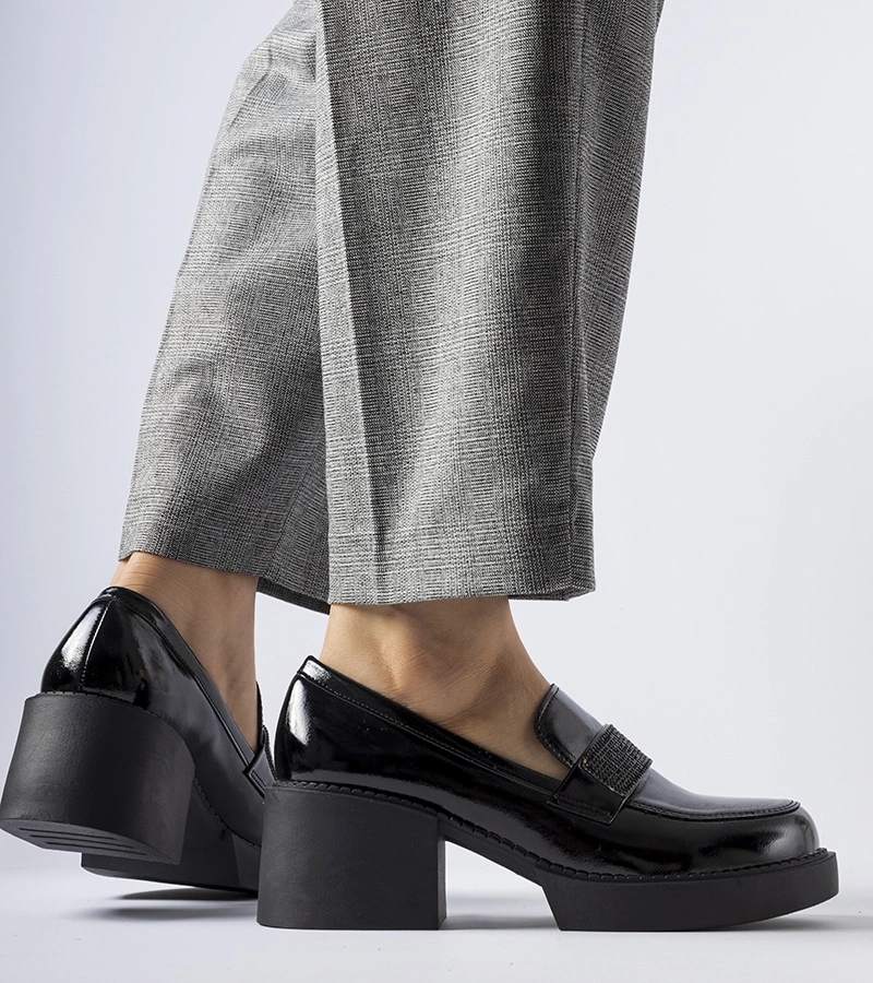 Czarne lakierowane półbuty na słupku Harrisburg