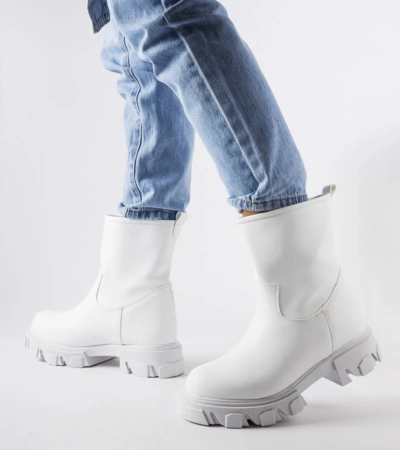 Białe wsuwane workery Wuori