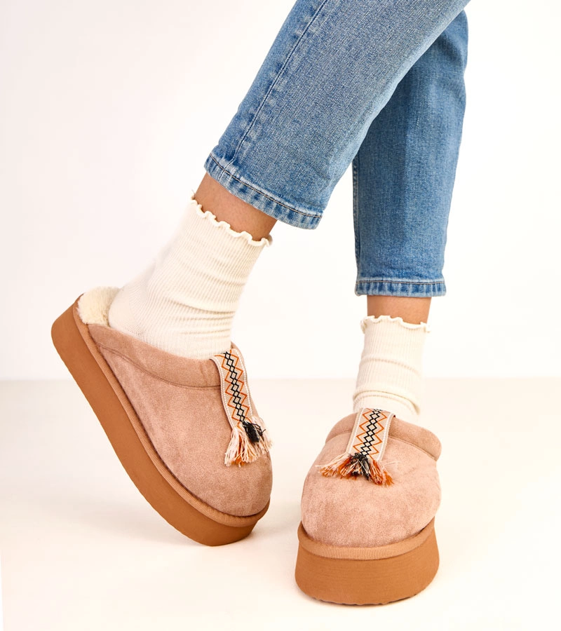 Ciemnobeżowe zabudowane kapcie z kolorową wstawką Sarah