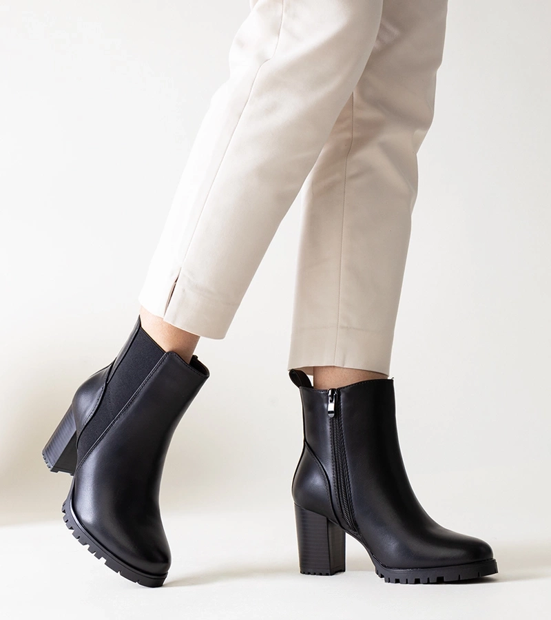 Czarne botki na słupku z eko skóry Zinah