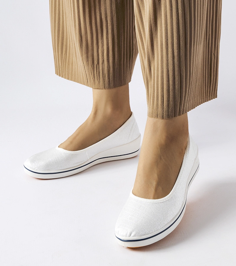 Błyszczące baleriny ecru na koturnie Morrison