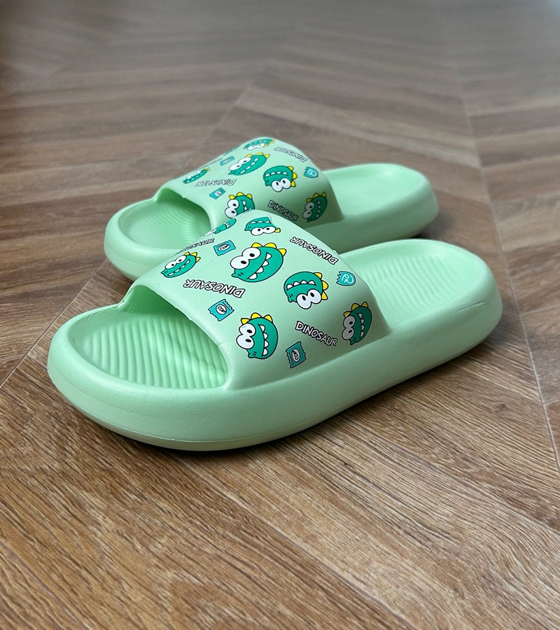 Zielone klapki dziecięce z nadrukiem Dinos