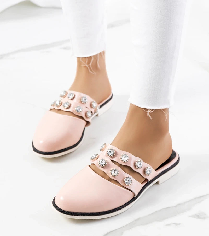 Różowe klapki zdobione ćwiekami Asselt