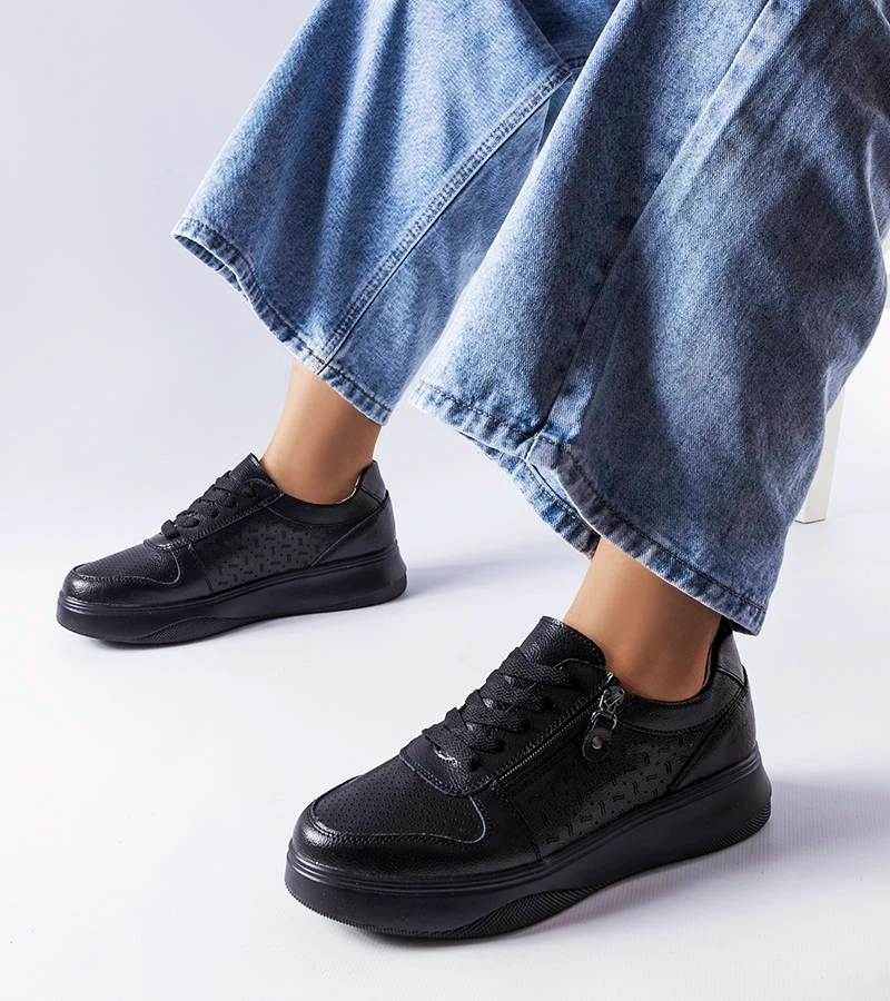 Czarne skórzane półbuty zdobione zamkiem Jezzi