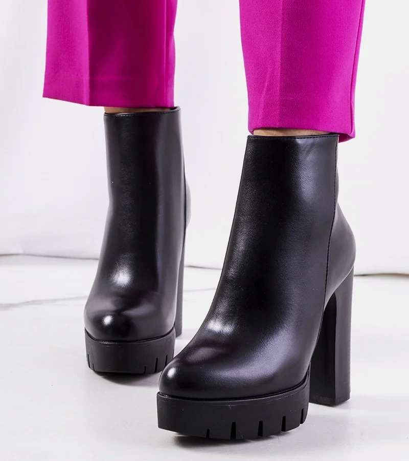 Czarne botki na wysokim obcasie Karlo