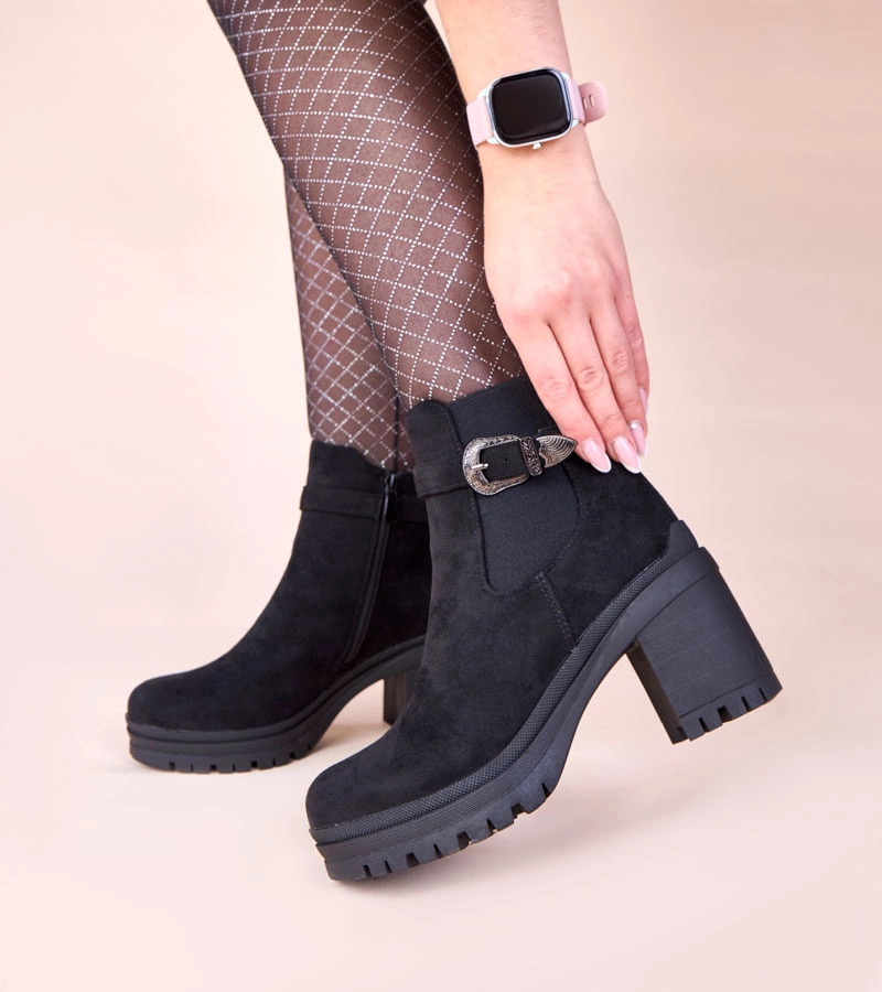 Czarne botki na słupku z ozdobną sprzączką Gwella