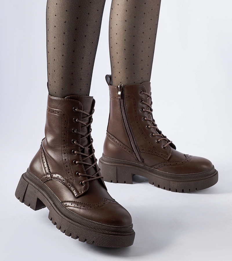 Brązowe trapery zdobione przeszyciami Nicla