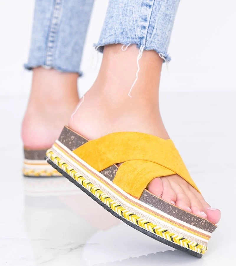 Musztardowe klapki z ozdobną podeszwą Riri